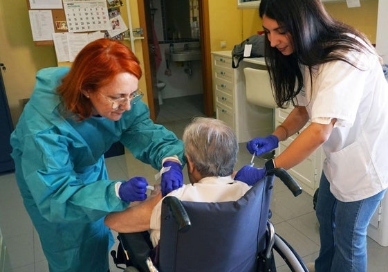 Vacunación contra la gripe de personas mayores en un centro de salud.