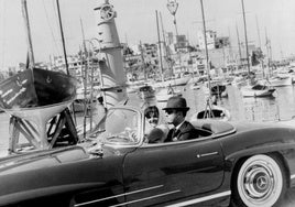 La Primera Dama de Estados Unidos, Jackie Kennedy en compañía del príncipe heredero, Constantino de Grecia, a bordo de un Mercedes-Benz 300 SL propiedad de los monarcas griegos. Puerto del Pireo, 1961. Fotografía de Konstantinos Megalokonomos