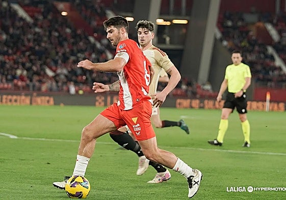 El Almería se lleva un duelo de gallitos para el ascenso ante el Mirandés