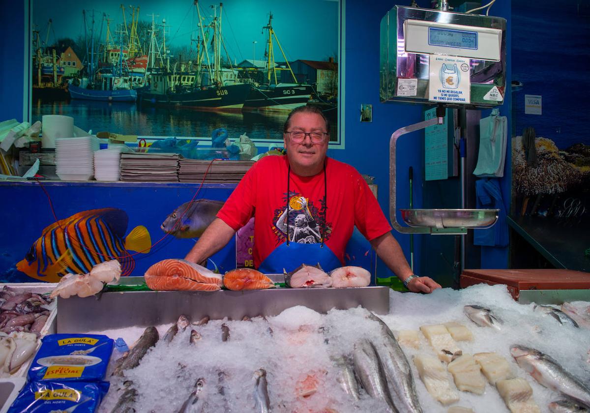 un autónomos, al frente de su pescadería.