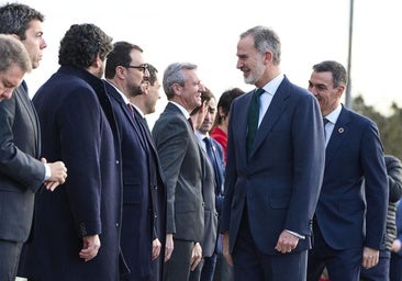 Saludos y sonrisas forzadas antes de la batalla política en la Conferencia de Presidentes