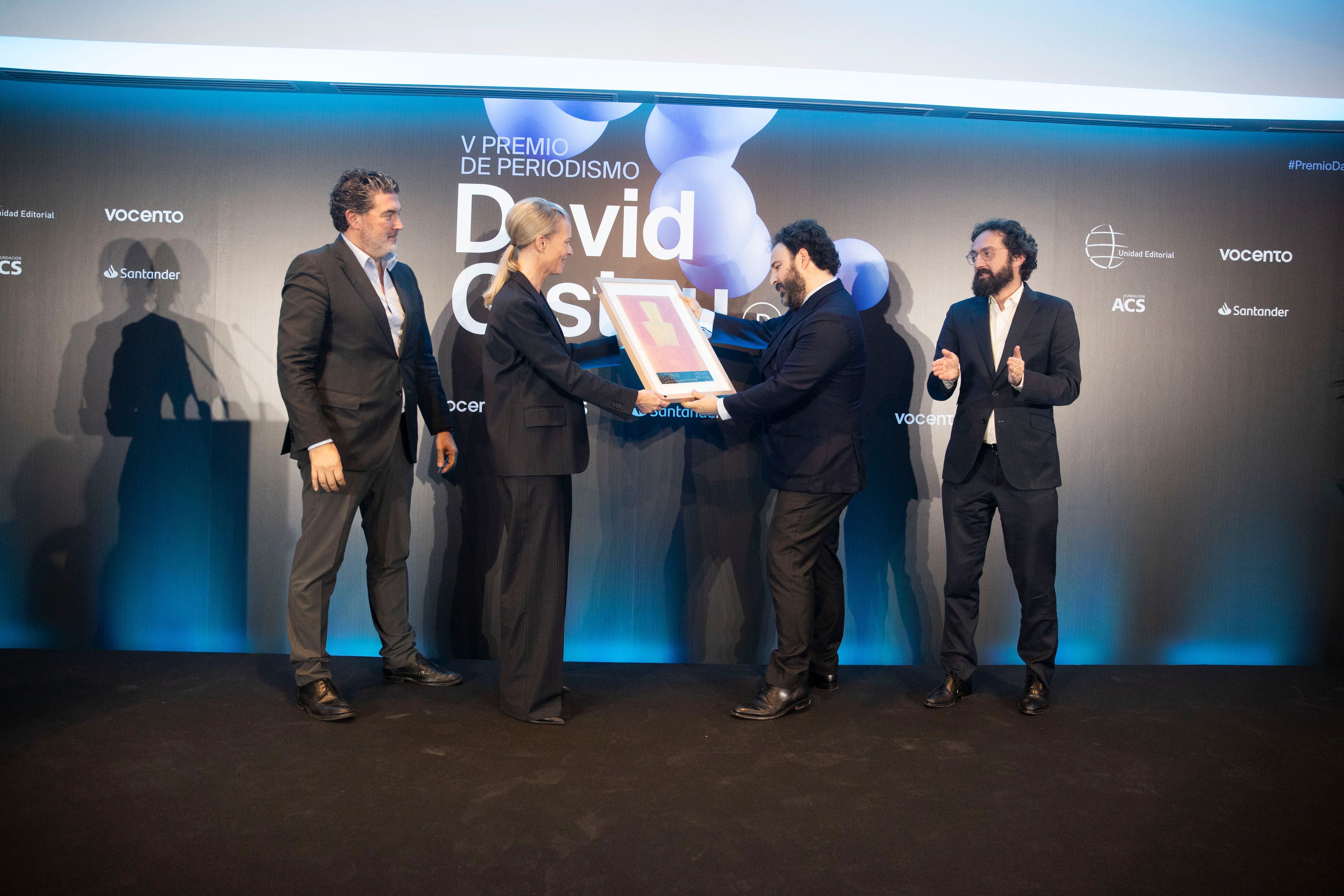 El periodista galardonado, José F. Peláez, recoge el premio de manos de la viuda de David Gistau, Romina Caponnetto, ante el director de ABC, Julián Quirós, y el director de 'El Mundo', Joaquín Manso