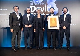 El periodista José F. Peláez, tras recibir el V Premio David Gistau, acompañado del director de ABC, Julián Quirós; el subdirector de 'El Mundo', Gonzalo Suárez; Romina Caponnetto, viuda de Gistau, y el director de 'El Mundo', Joaquín Manso