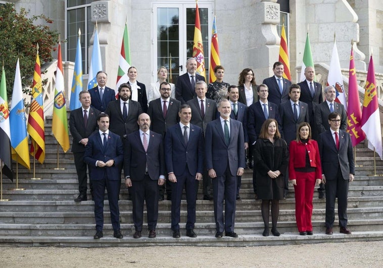 El Rey preside la foto de familia con la que comenzó la XXVII Conferencia de Presidentes.