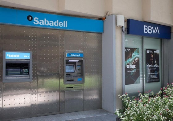 Oficinas del Banco Sabadelll y del BBVA.