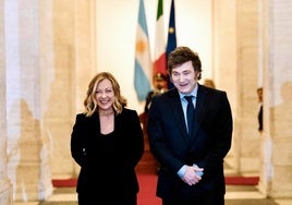 La primera ministra italiana, Giorgia Meloni, y el presidente argentino, Javier Milei, el viernes en el palacio Chigi, en Roma.