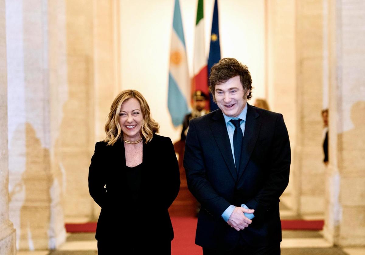 La primera ministra italiana, Giorgia Meloni, y el presidente argentino, Javier Milei, el viernes en el palacio Chigi, en Roma.