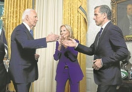 Joe Biden saluda a su hijo Hunter en presencia de la primera dama.