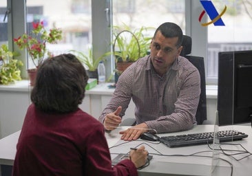 Los trabajadores que ganan más de 4.900 euros suman un nuevo impuesto en enero