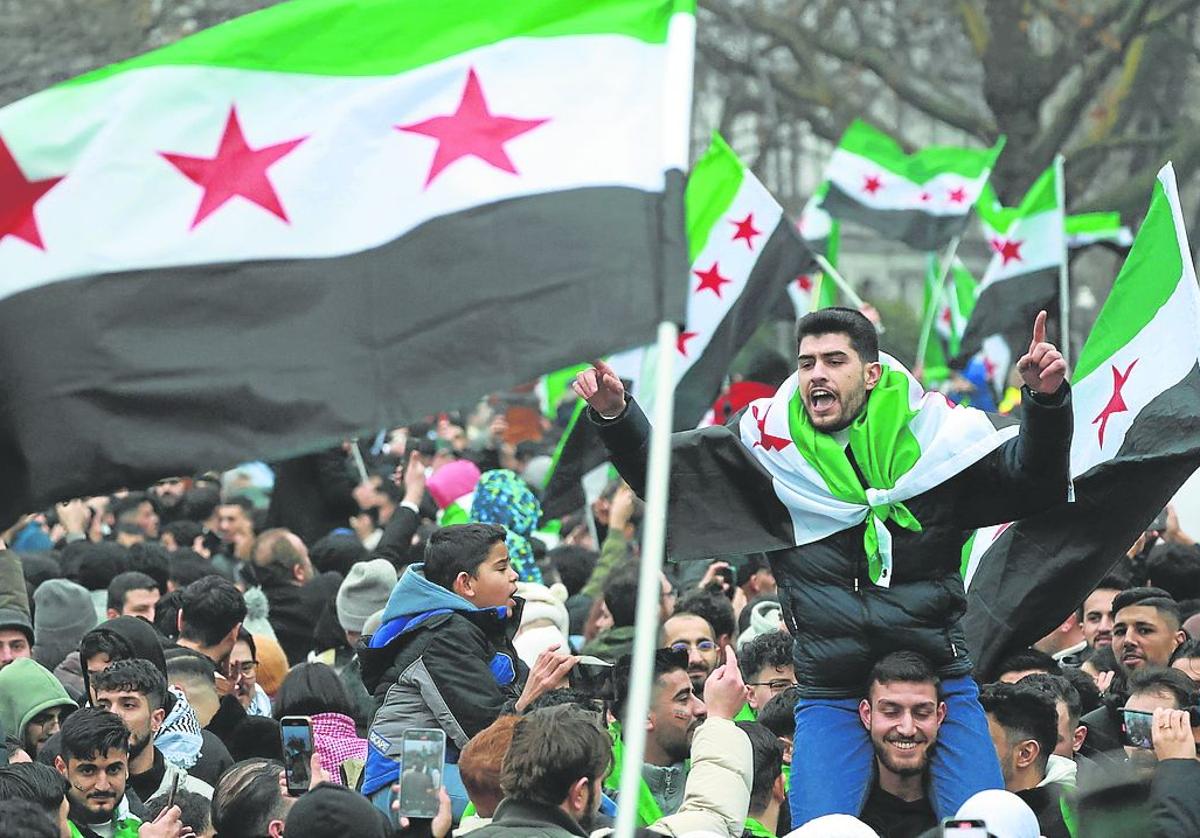 Refugiados sirios festejan la caída del régimen de Al Assad en las calles de Berlín.