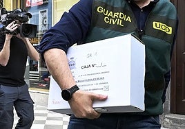 La Guardia Civil detiene a la empresaria que afirma que llevó 90.000 euros en mordidas a Ferraz