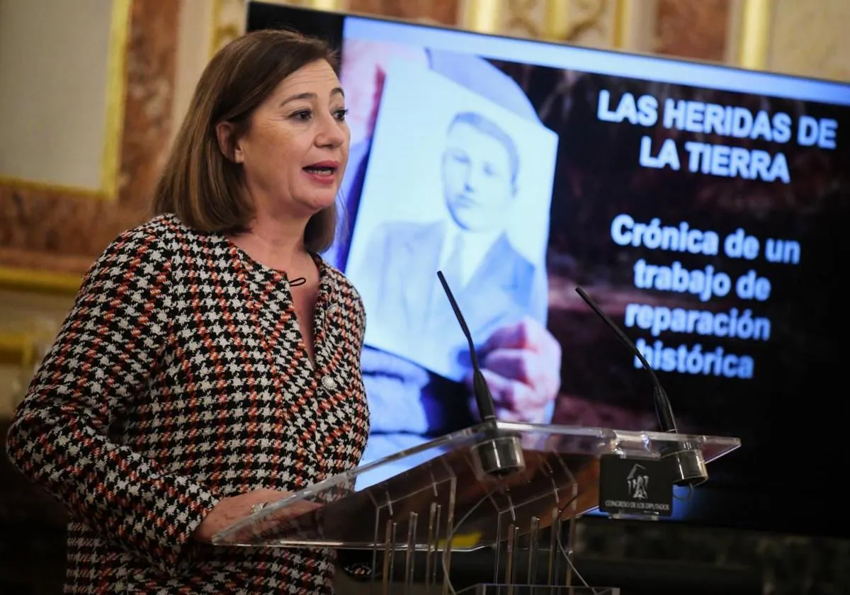 La presidenta del Congreso, Francina Armengol, durante el acto de homenaje en el salón de los pasos perdidos.