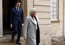 Jordan Bardella y Marine Le Pen, de la ultraderechista Agrupación Nacional, salen de Matignon.