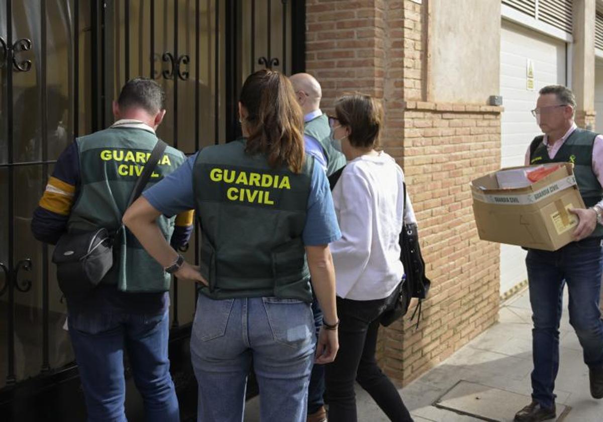 Agentes de la Guardia Civil, durante un registro.