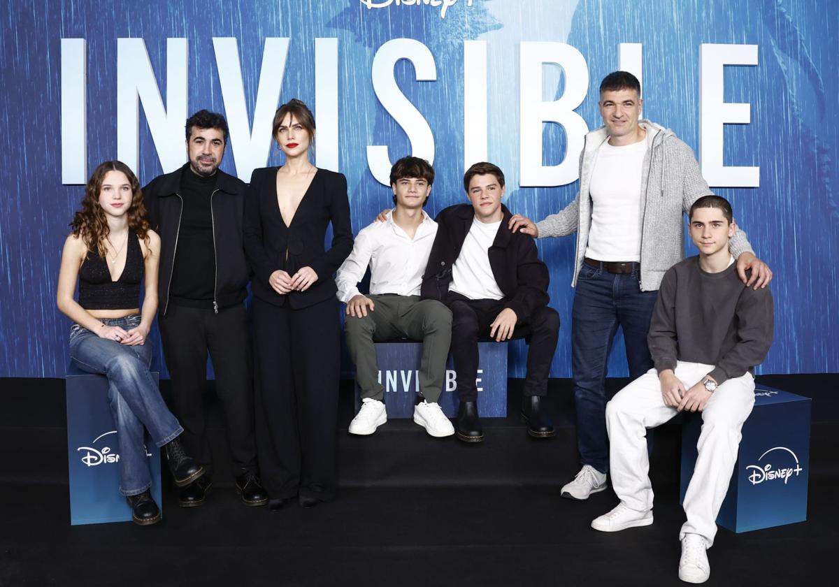 Los actores Liv Dobner, Aura Garrido, Izan Fernández, Eric Seijo y Diego Montejo posan junto al director Paco Caballero y el escritor Eloy Moreno.