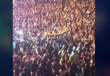 Lorena Castell sufre una aparatosa caída durante un espectáculo: «Se ha matao»