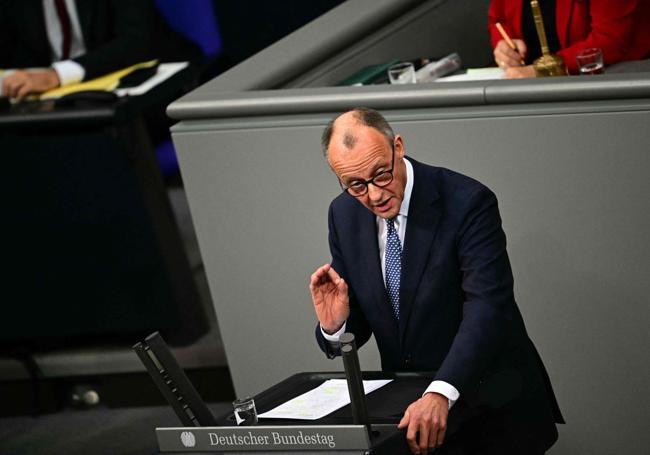 Friedrich Merz durante su intervención en el debate de la moción de confianza.