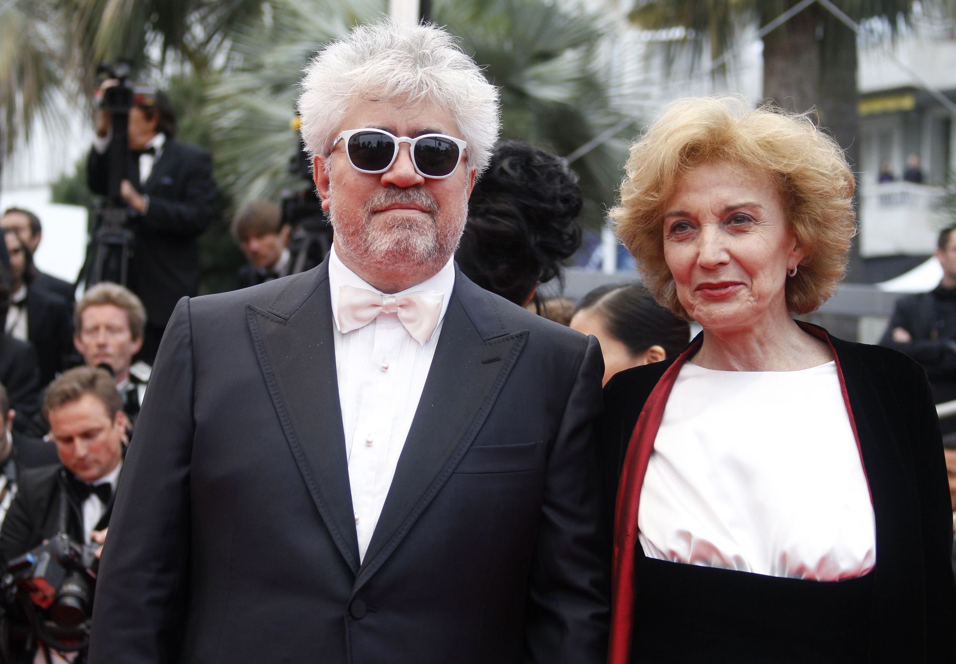 El director español Pedro Almodóvar y la actriz española Marisa Paredes llegan a la proyección de «'Conocerás al hombre de tus sueños' presentada fuera de concurso en 2010 en el Festival de Cannes.