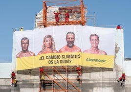 Imagen de archivo de activistas de Greenpeace tras colocar una lona en la Puerta de Alcalá, en protesta por las políticas ambientales en el verano de 2023.