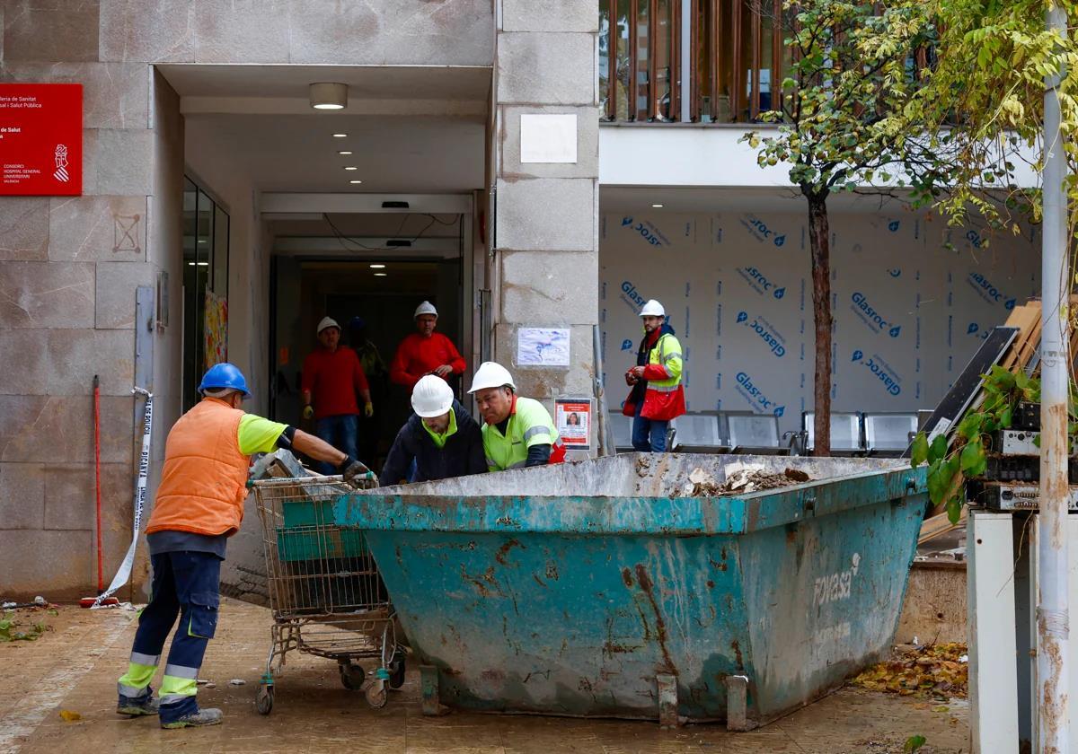 Centro de salud en obras de reparación tras ser arrasado por la dana.