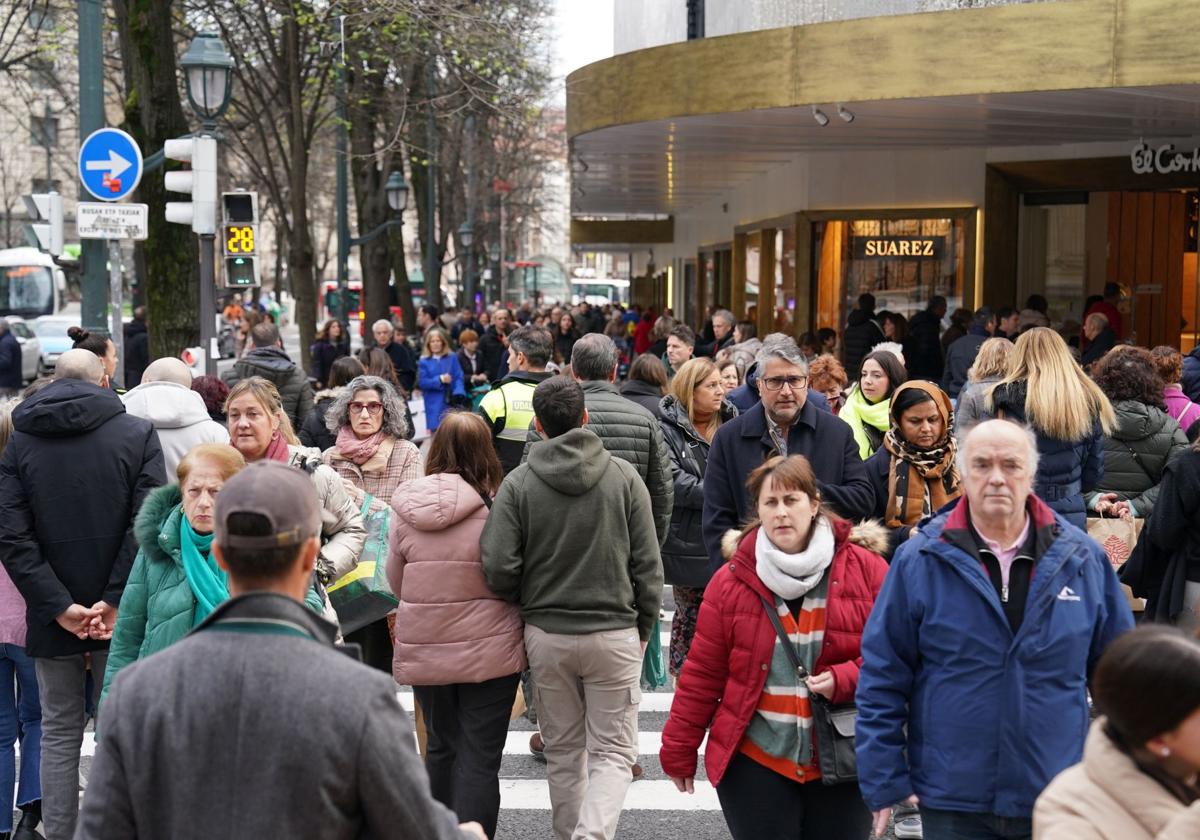 Ciudadanos haciendo compras navideñas.