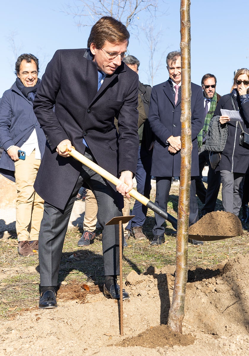 José Luis Martínez Almeida planta un árbol en nombre del consistorio en el Bosque del Propósito.