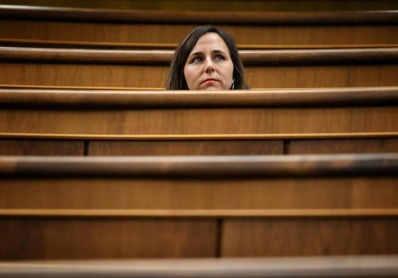 La líder de Podemos, Ione Belarra, ocupa su escaño durante el pleno de este jueves en el Congreso.