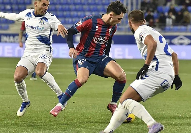 Un Huesca que sueña con Primera hunde aún más al colista Tenerife
