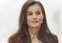 Letizia estrena un favorecedor traje granate en el último acto del año: en el color tendencia y con bolso 'vintage'