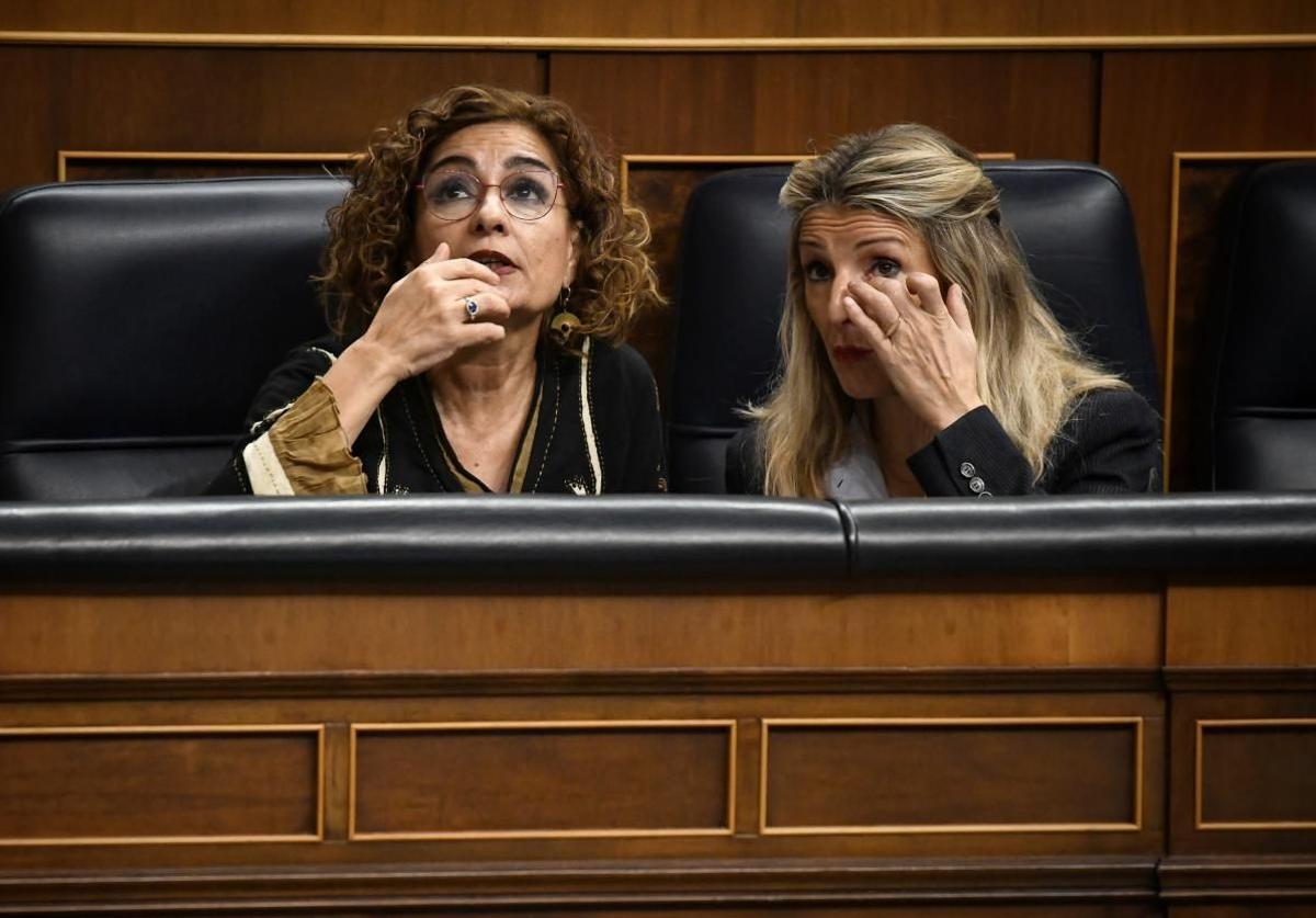 La vicepresidentas María Jesús Montero y Yolanda Díaz durante el pleno de este jueves en el Congreso.