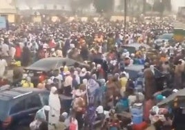 La multitud congregada en la localidad nigeriana de Ibadán antes del reparto de ayuda.