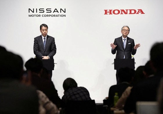 Makoto Uchida, presidente y director ejecutivo de Nissan Motor y Toshihiro Mibe, presidente y director ejecutivo de Honda Motor