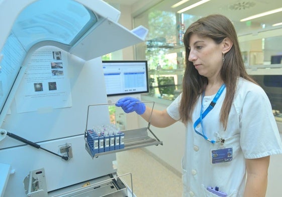 Una sanitaria del equipo de investigación de la hepatitis del Hospital Río Hortega de Valladolid.