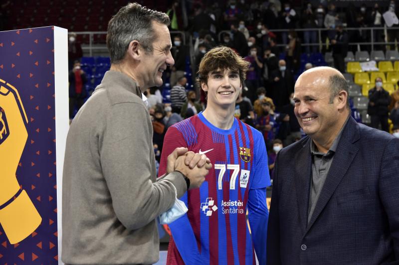 Iñaki Urdangarin con su hijo Pablo en un partido de balonmano en 2022.