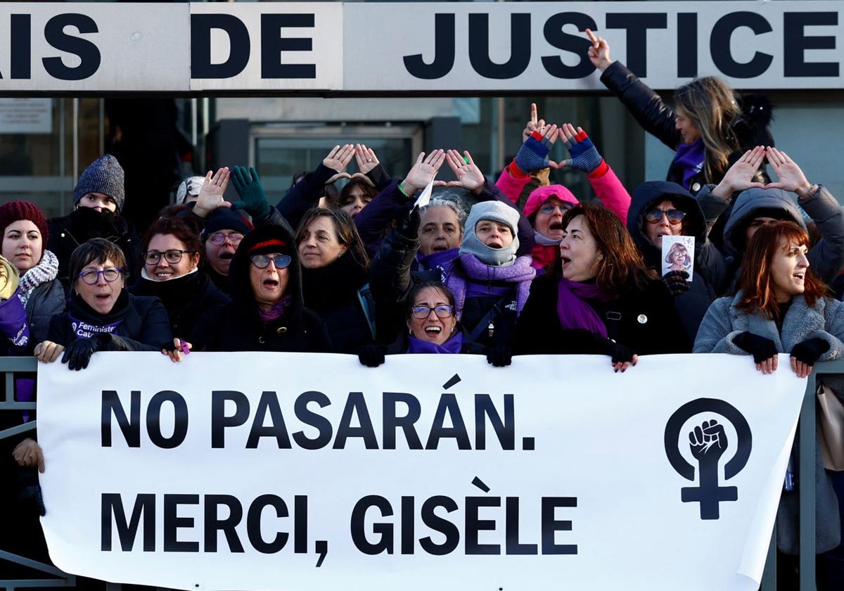 Decenas de feministas mostraron su apoyo a Gisèle Pelicot el día de la lectura de la sentencia.