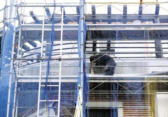 Obras de aislamiento de la fachada de un edificio.