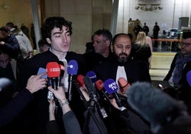 El abogado de uno de los acusados habla con los periodistas tras conocerse el veredicto del Tribunal de París.