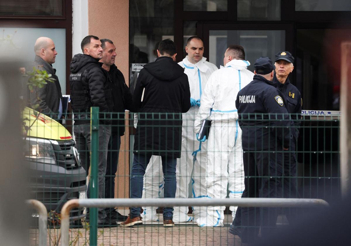 Agentes de la Policía croata, en el colegio de Zagreb donde se ha producido el acuchillamiento.