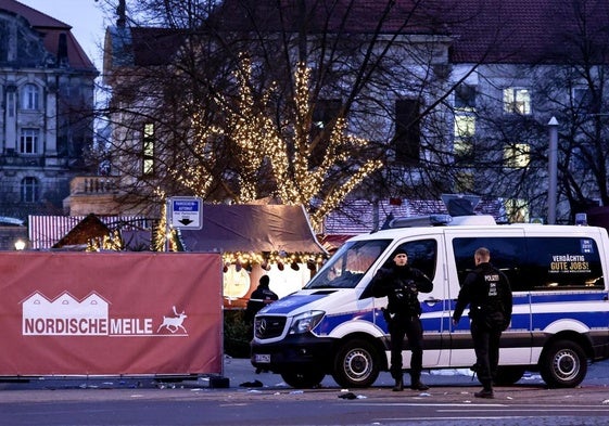 Un fuerte despliegue policial rodera la zona del atentado.