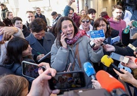 Una agraciada con una participación del Gordo de la Lotería de Navidad rodeada de medios a las puertas de la administración número 6 de Logroño