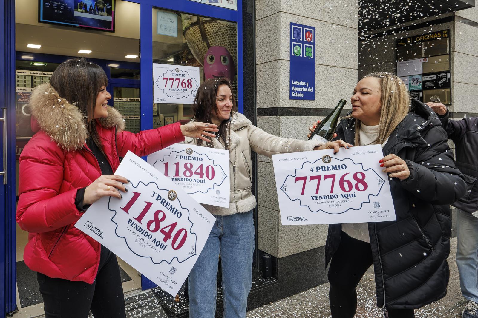 Las dueñas de la administración de lotería número 12 de Burgos celebran que han vendido un tercer y un cuarto premio de la lotería de Navidad