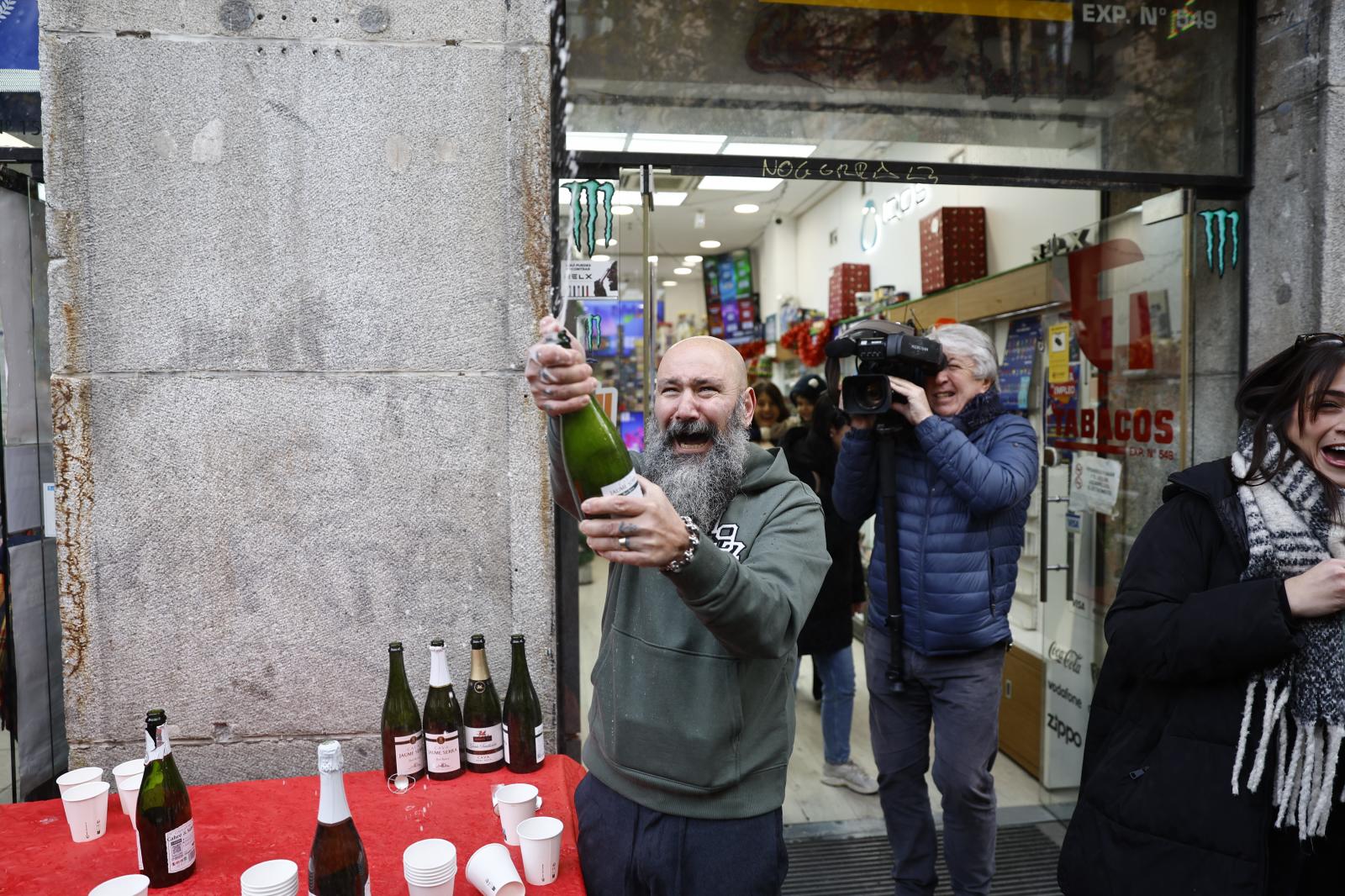 Alegría en una administración del centro de Madrid, donde se ha vendido el tercer premio del sorteo de la lotería de Navidad