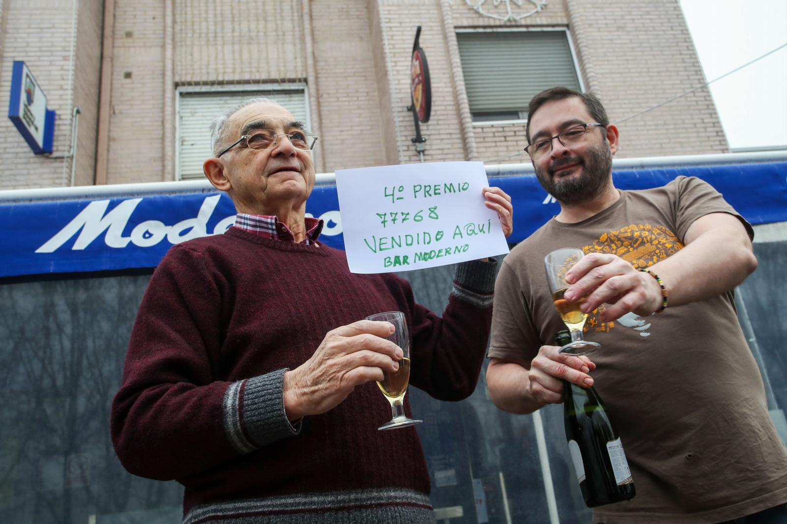 Celebraciones a las puertas del Bar Moderno de Ponferrada tras haber vendido décimos del número 77.768