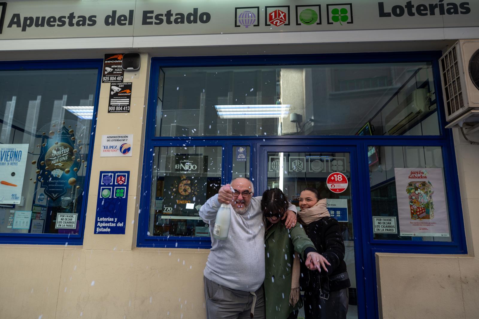 Celebran el tercer premio de la lotería de Navidad en una administración de Talavera de la Reina