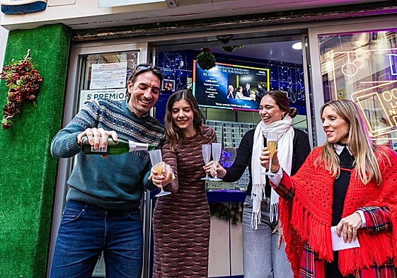 Adam Lucas Kadmiri (i) y Sergio Abaga (d), cantan un quinto premio, el número 37876