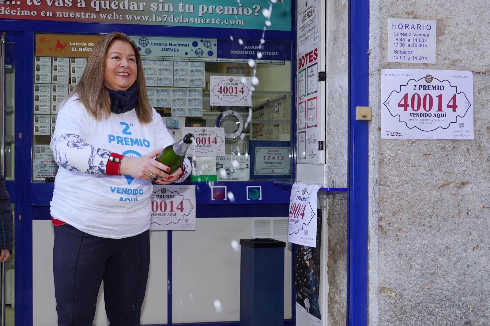 Esther Samaniego, responsable de la administración número 2 de Valladolid, celebra este domingo tras vender décimos del segundo premio