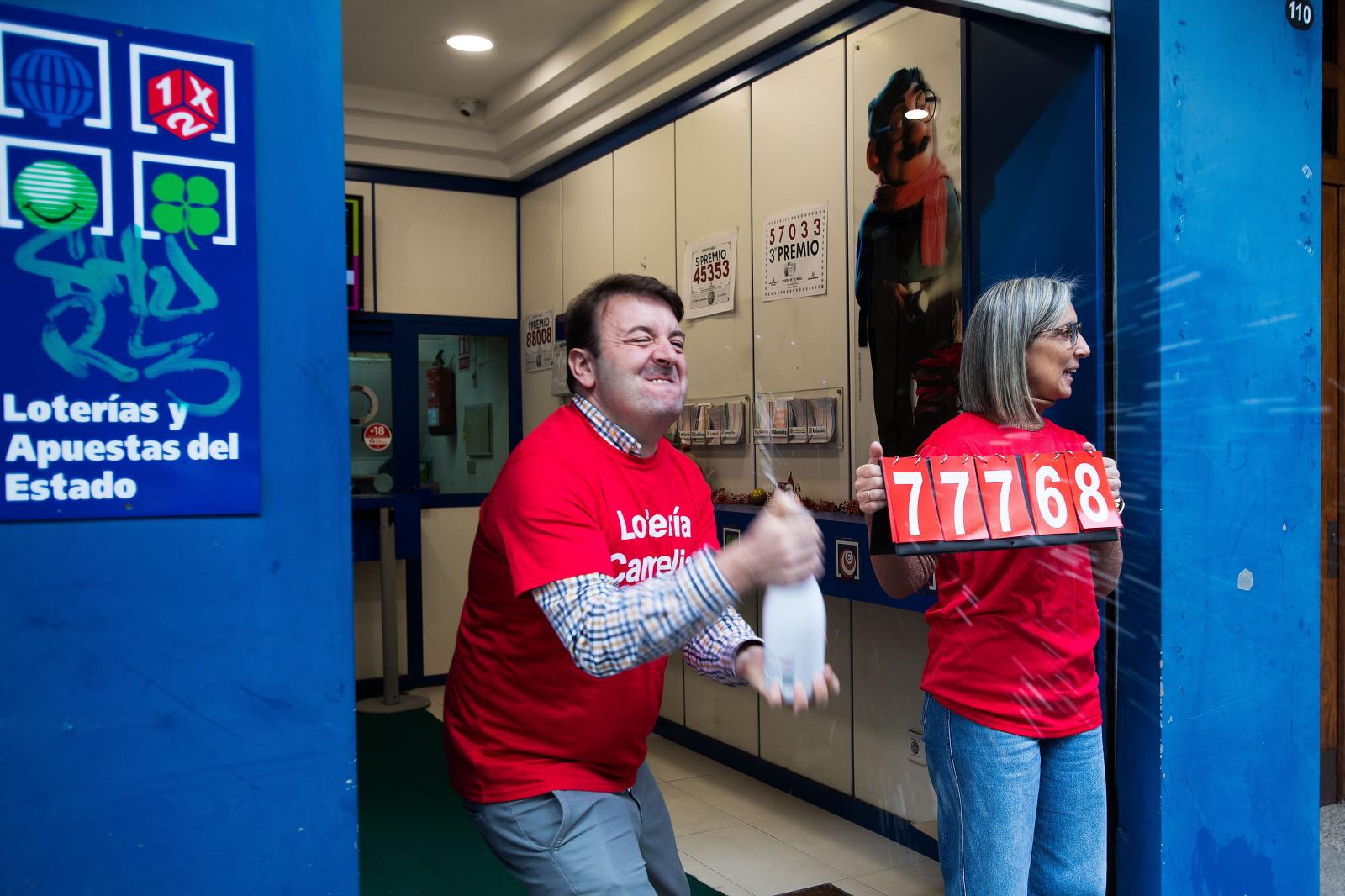 Los dueños de la administración de Camelias 110 en Vigo celebran tras repartir del tercer premio