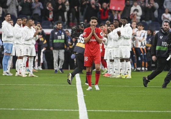 Jesús Navas, emociando, recibiendo un homenaje en su último partido como profesional en el Santiago Bernabéu