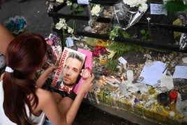 Los seguidores de Liam Payne improvisaron un altar a las puertas del hotel donde falleció el cantante.