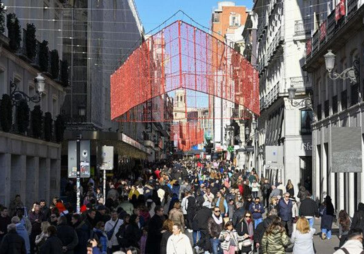 La calle Preciados de Madrid repleta de gente comprando esta Navidad.